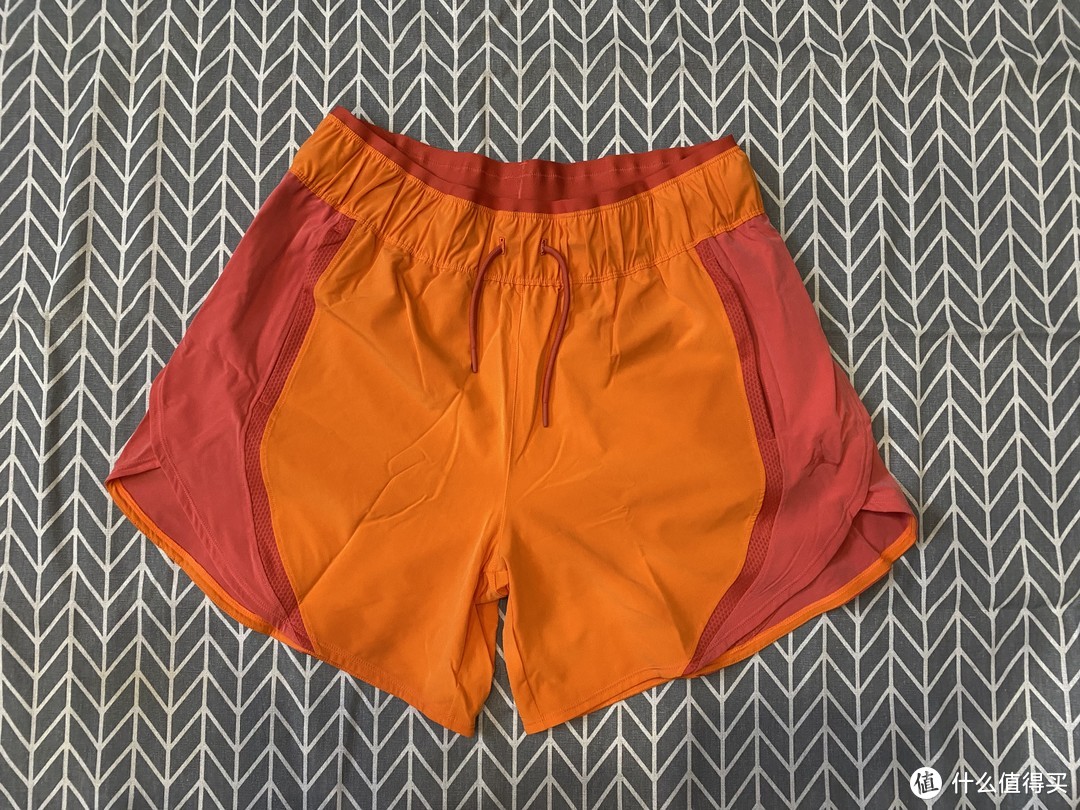 颜色鲜艳，这条AJ女式短裤超适合夏天！