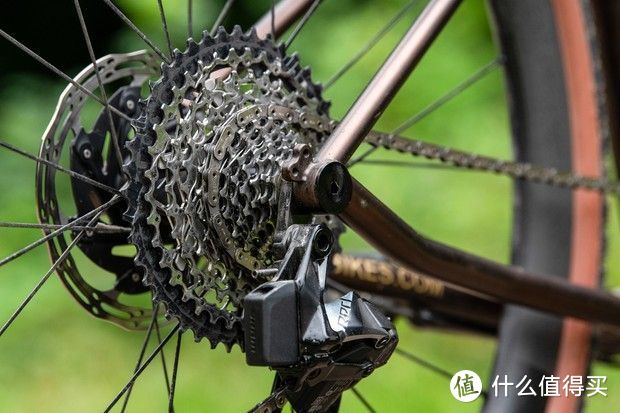 SRAM XPLR 采用全新后拨链器设计，以及升降座管、避震叉和碳砾石轮