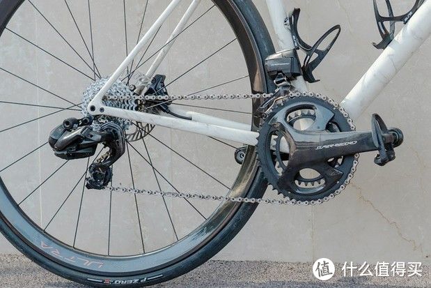 Campagnolo 的 Super Record 无线套件仅配备盘式制动器，告别了标志性的拇指换档器