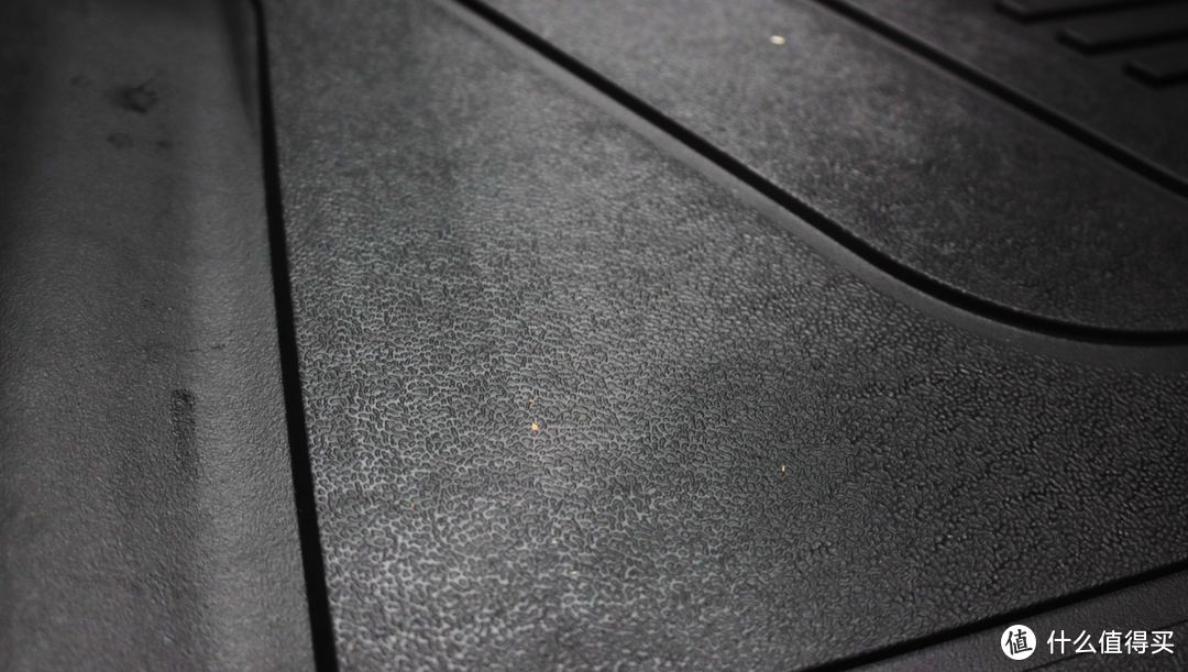 ▲表面处理上这种皮纹处理能增加一定的防滑度，不过毯面铺上去以后基本就作用于毯面了。