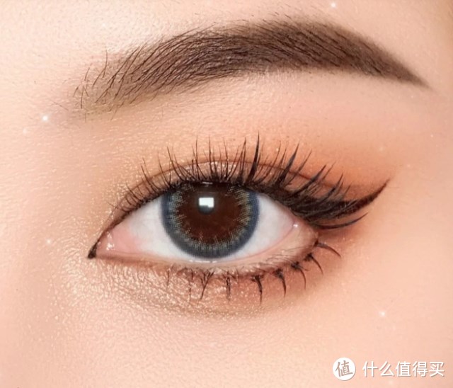 画出迷人眼妆：女生的眼影技巧与推荐