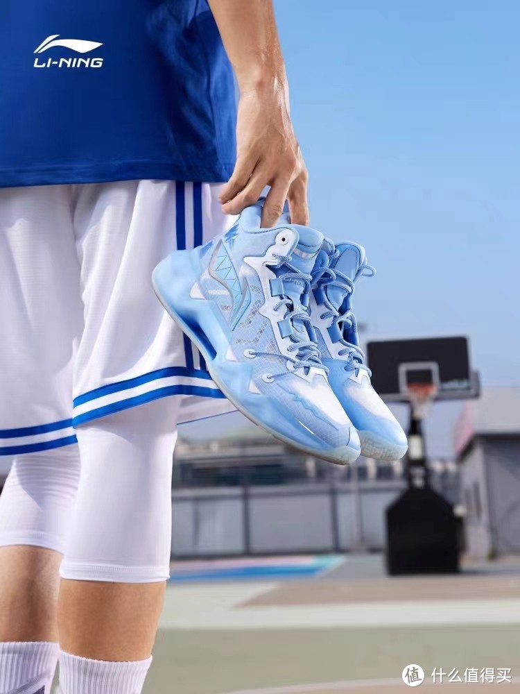 李宁利刃2篮球鞋是李宁品牌的一款专业篮球鞋，被广大球员和篮球爱好者们喜爱和认可