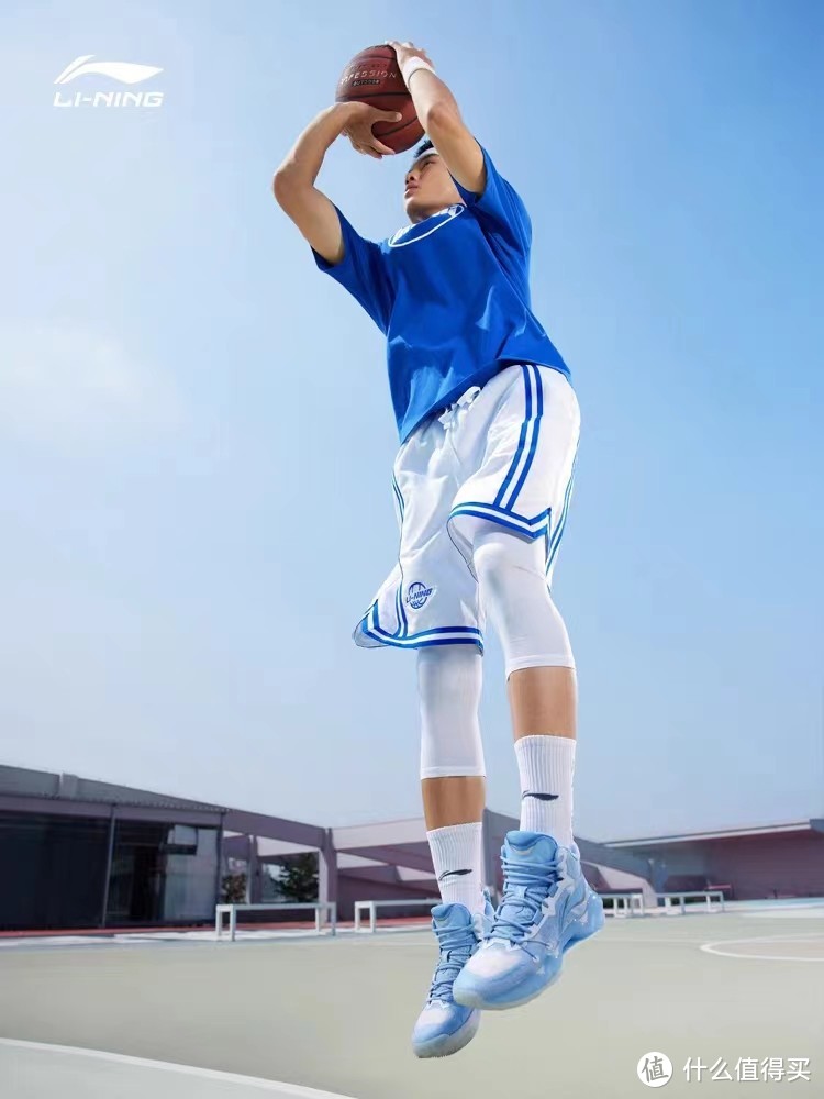 李宁利刃2篮球鞋是李宁品牌的一款专业篮球鞋，被广大球员和篮球爱好者们喜爱和认可