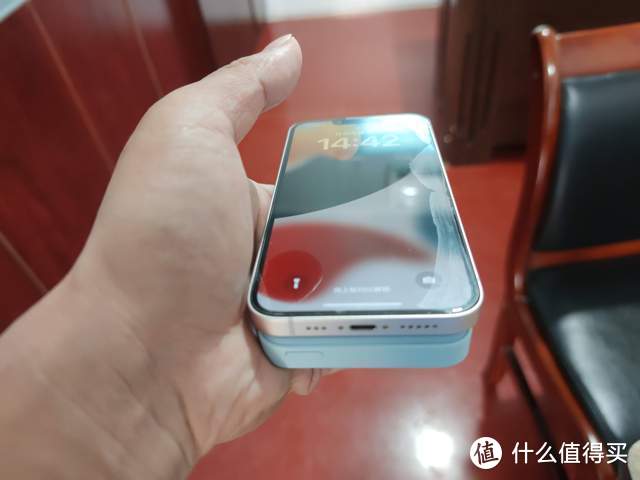 安克轻薄磁吸无线充电宝，满足iPhone用户全天满电在线需求