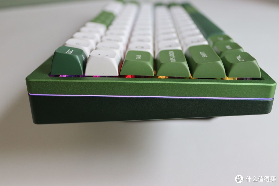 雷神VIC84 机械键盘测评：一把高颜值的84键、三模、铝合金键盘