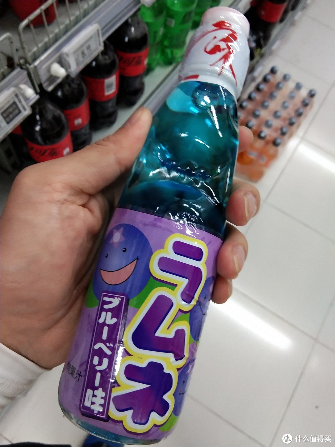 超市饮料选择困难症！我只能选择这个颜值超高的日本进口天蓝色波子汽水了！