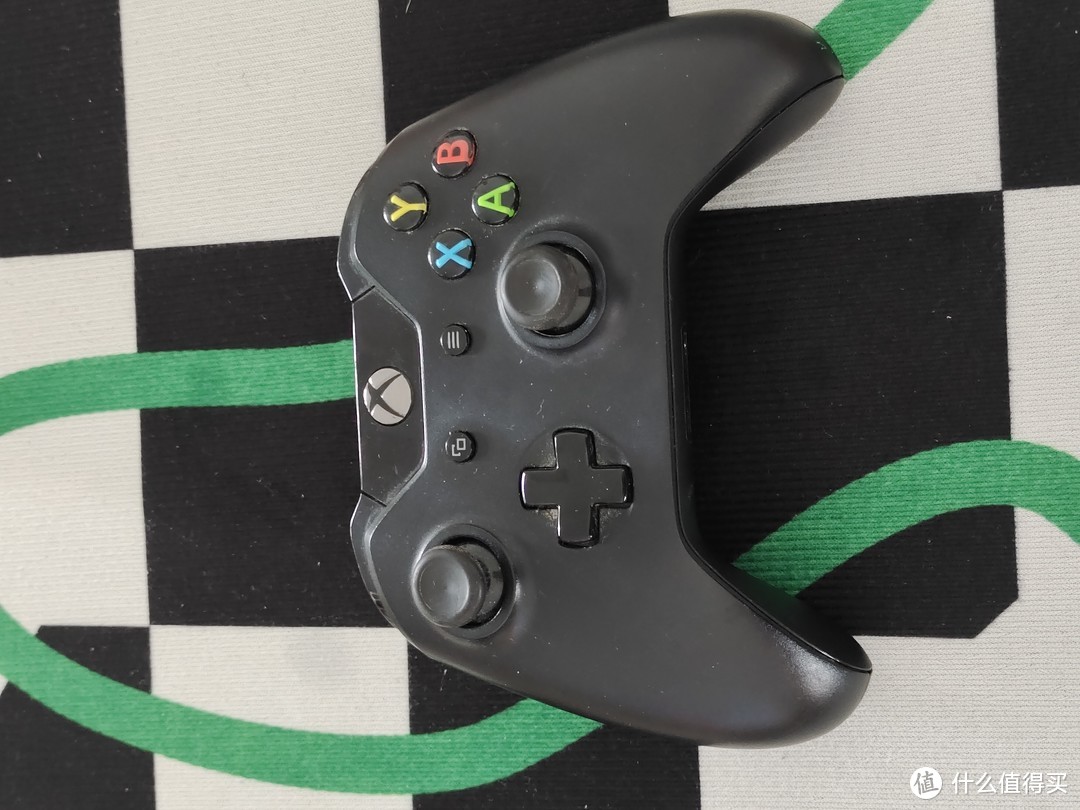 Xbox的游戏手柄是我用过最棒的游戏手柄！2014年450元，现在300元就能买到