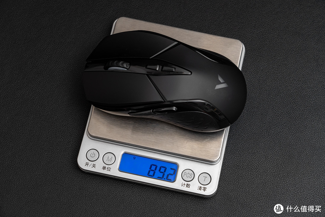 适合中小手型、轻量化设计、有线无线双模、9键可编程，雷柏V300W游戏鼠标评测