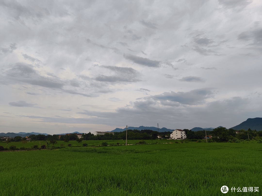 夏日夜跑要领＆辛辛苦苦三公里 ，燃烧热卡180，可乐冷饮小烧烤，一口下去全归零。