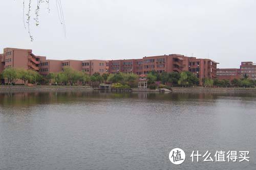 上海交通大学闵行校区思源湖边的记忆/湖边的风景/闵行校区的中心地带，绿树成荫，花草葱茏/高考加油