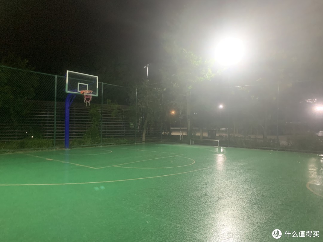 夏天下雨晚上打篮球还是非常惬意，尤其用李宁957 这颗篮球手感极佳！