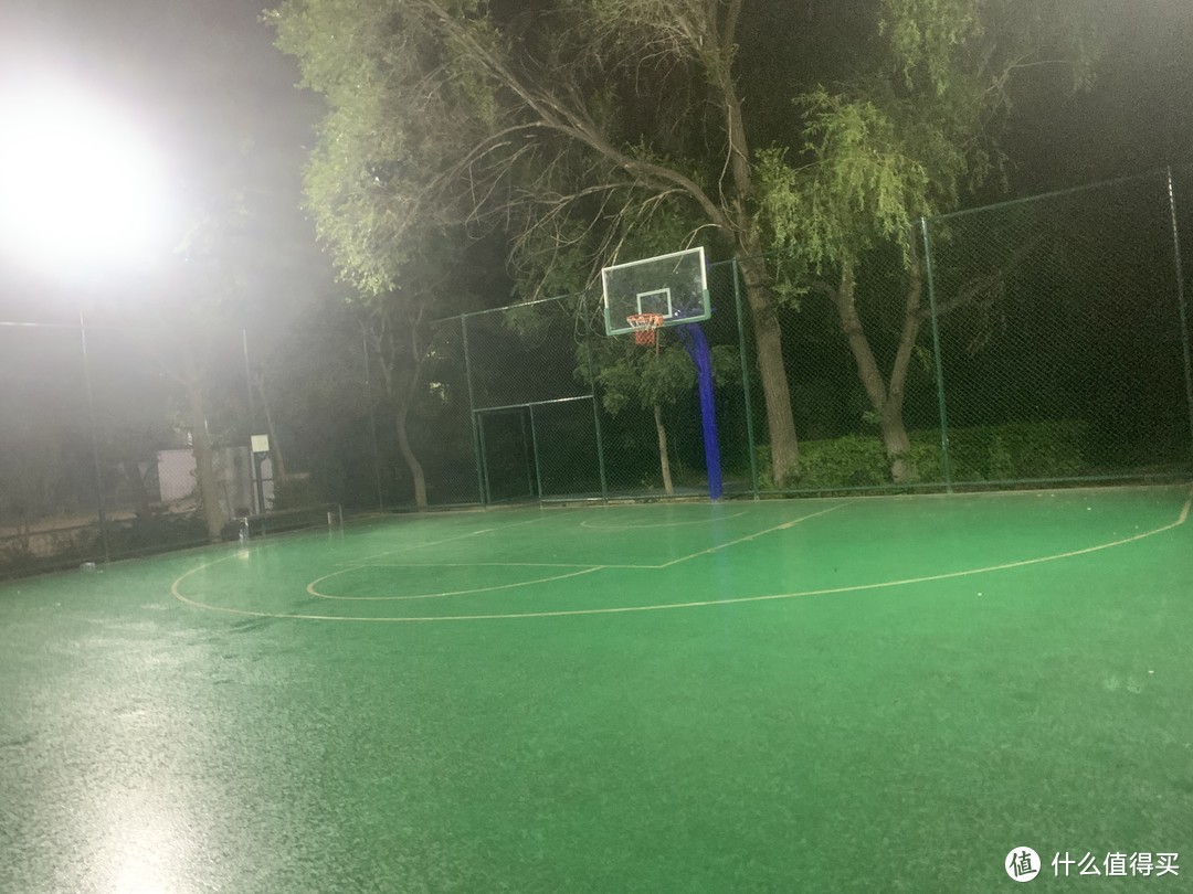 夏天下雨晚上打篮球还是非常惬意，尤其用李宁957 这颗篮球手感极佳！