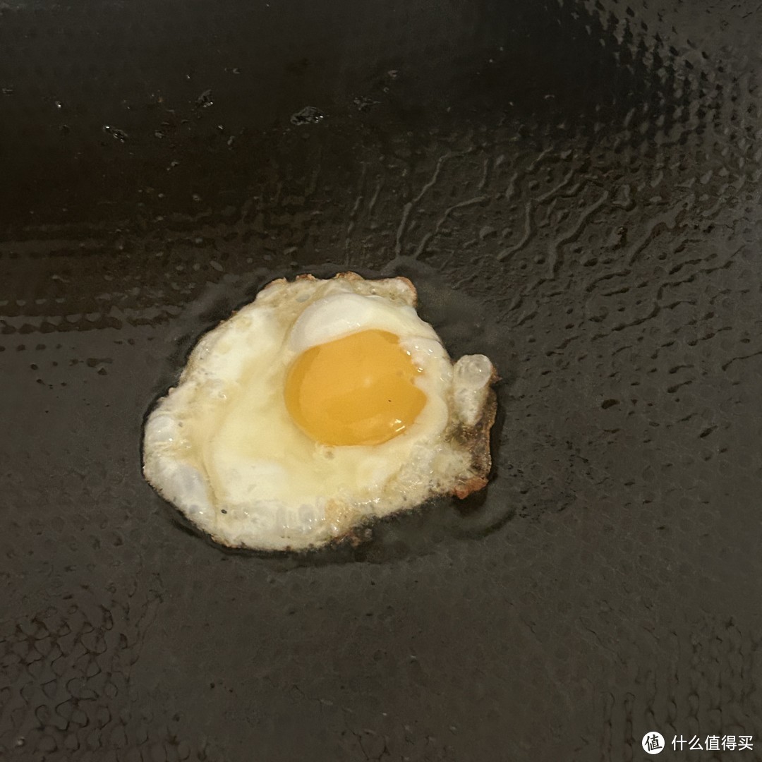 荷包蛋，又称滑蛋，是一道简单且美味的炒蛋菜品。