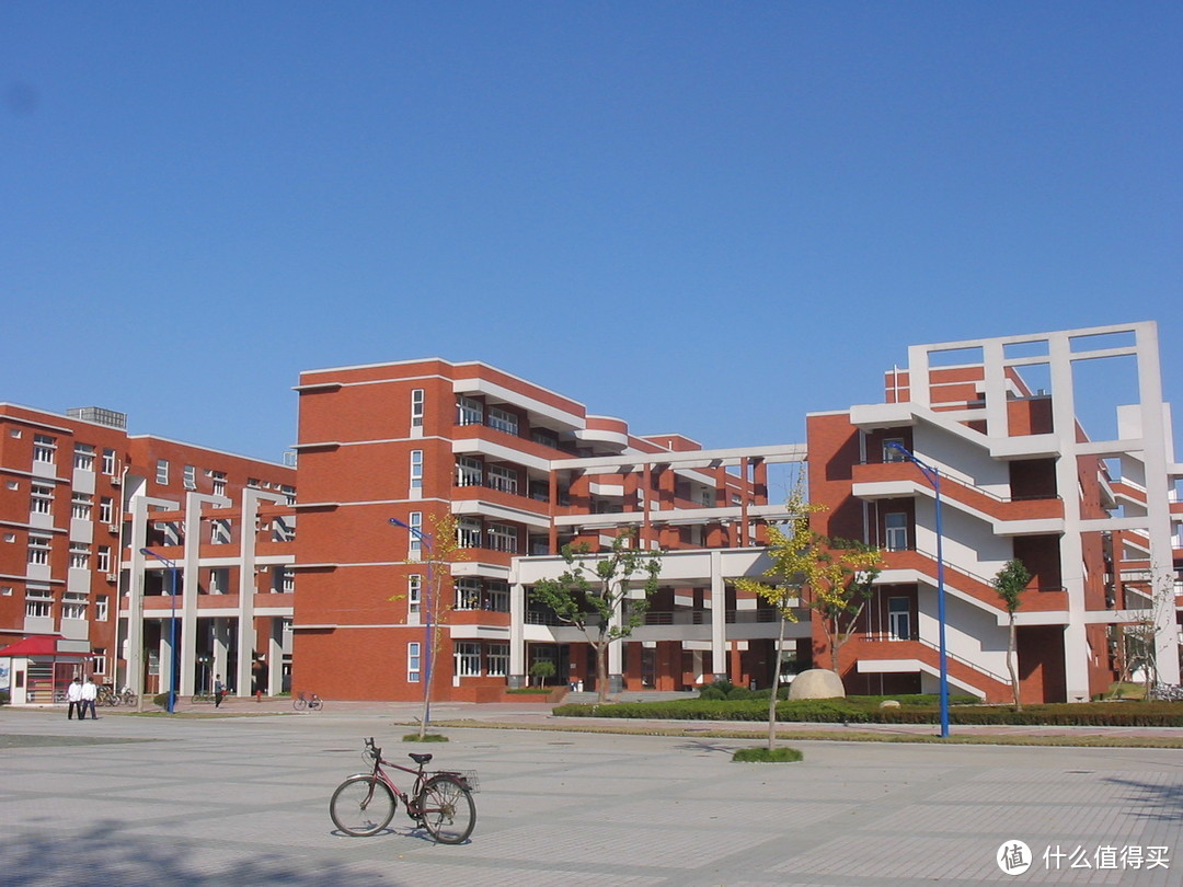 夏天的交大校园/上海旅游攻略/上海交通大学闵行校区教学楼内外景色分享、暑期游玩好去处/空无一人的教室