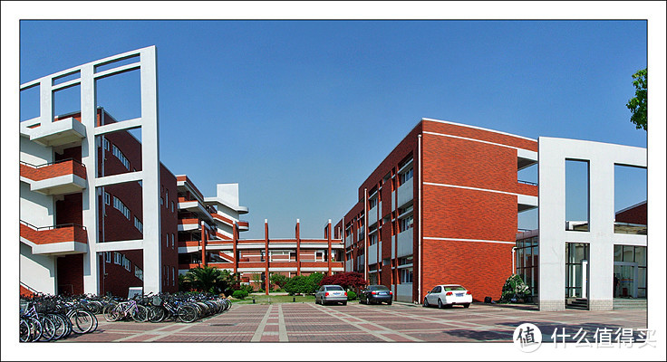 夏天的交大校园/上海旅游攻略/上海交通大学闵行校区教学楼内外景色分享、暑期游玩好去处/空无一人的教室