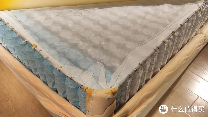 床垫四周上下两条粗钢加固的边缘加固系统
