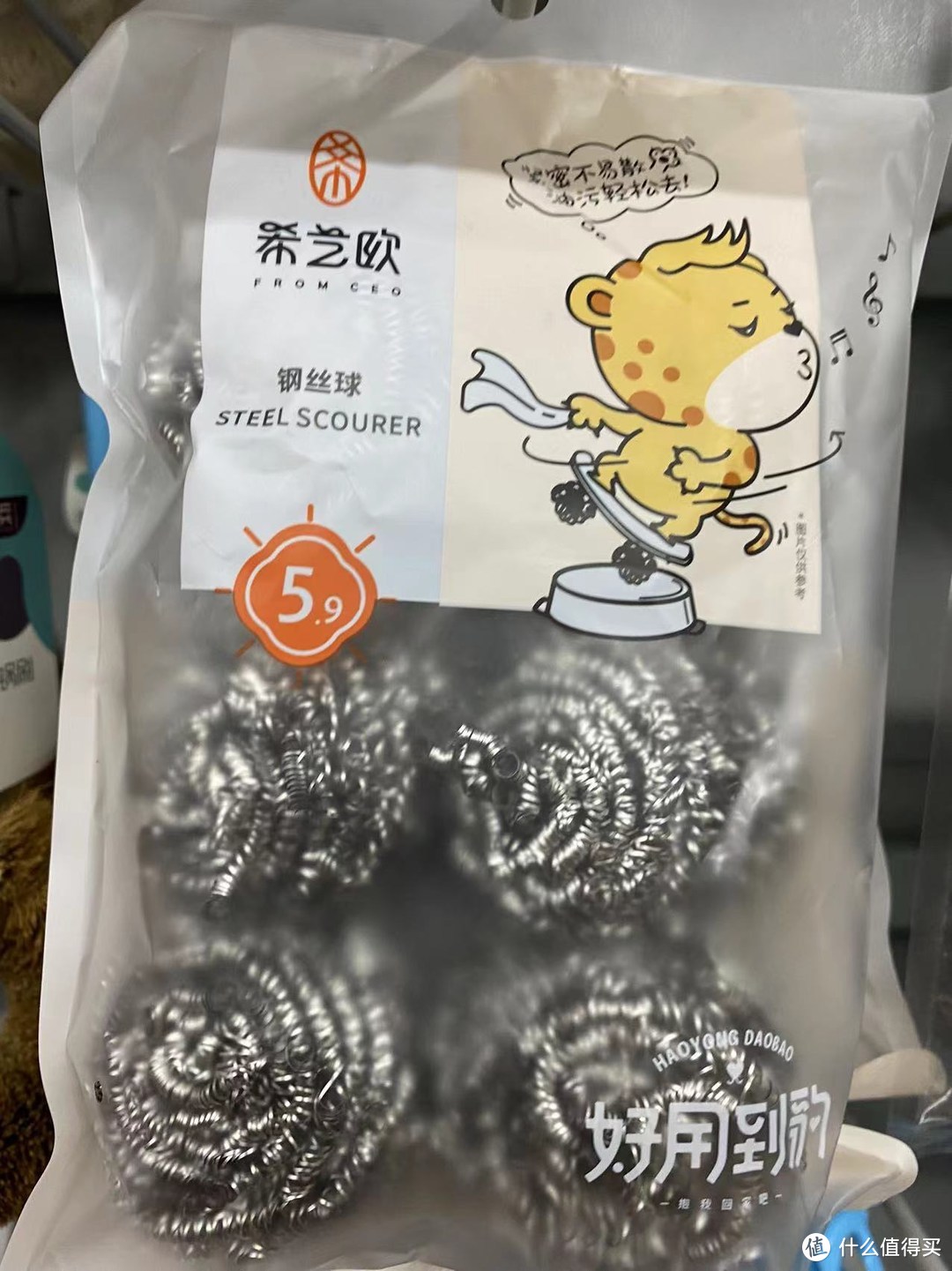 厨房钢丝球是一种常见的清洁工具，通常由钢丝编织而成