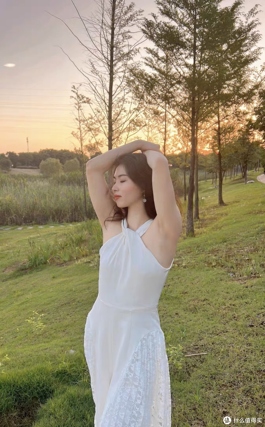 一款自带仙气的白色裙边镂空连衣裙