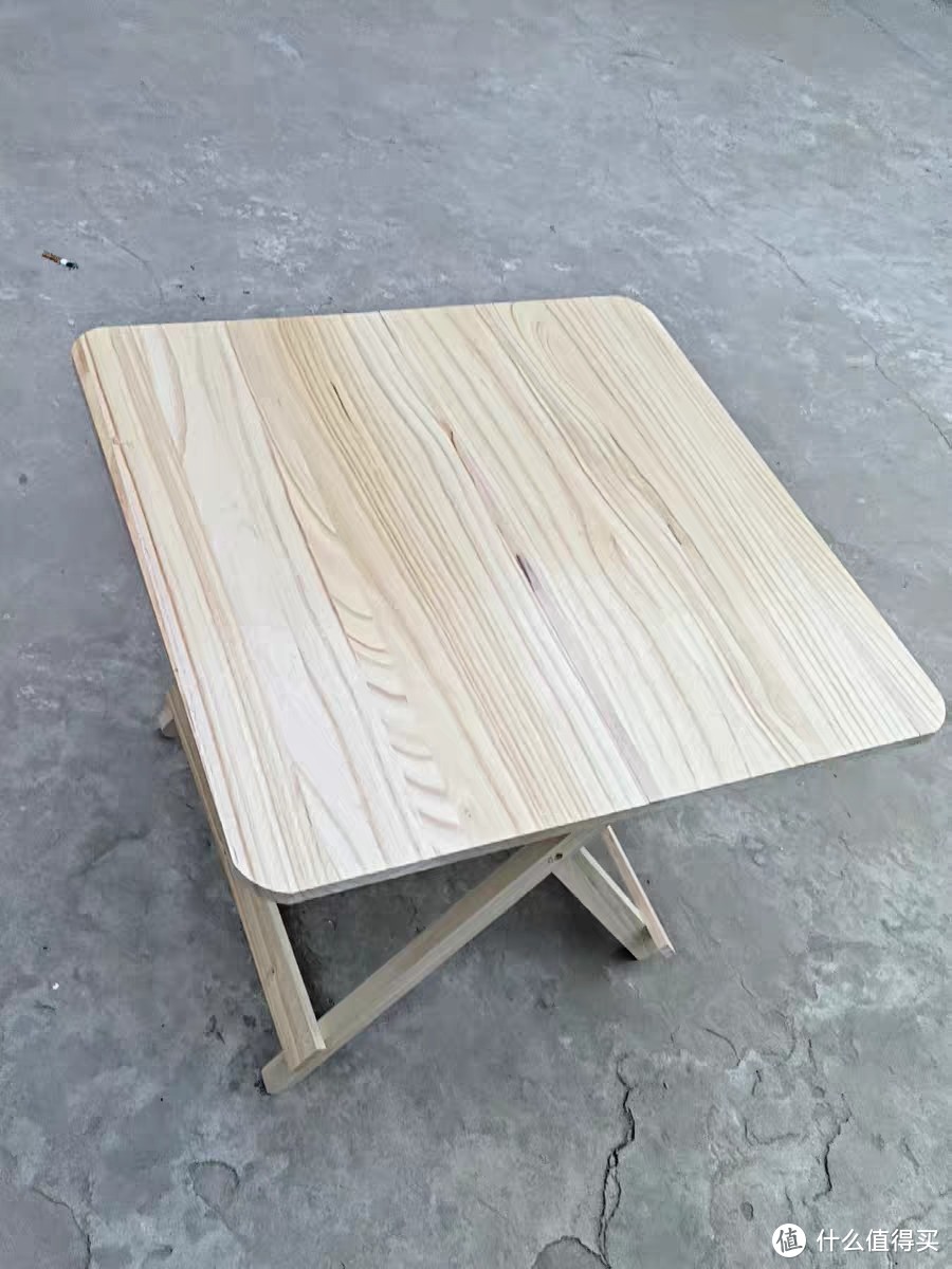 《实木简易桌：实用美观的家居良伴》