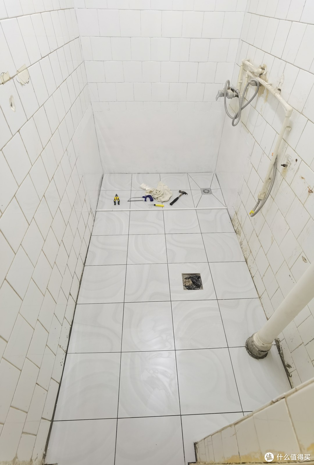 自学瓦工，给厕所铺了三平米地砖