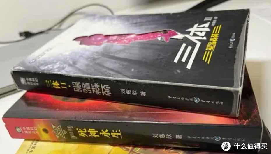 《三体》是刘慈欣创作的一部科幻小说，通过对宇宙、文明、科学等主题的深度思考，让人产生了很多感慨和