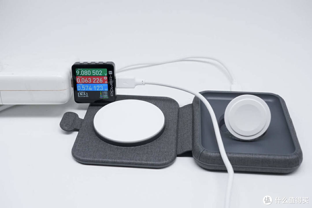 评测 MOMAX 折叠 MagSafe 二合一无线充：苹果双认证，手机手表双快充