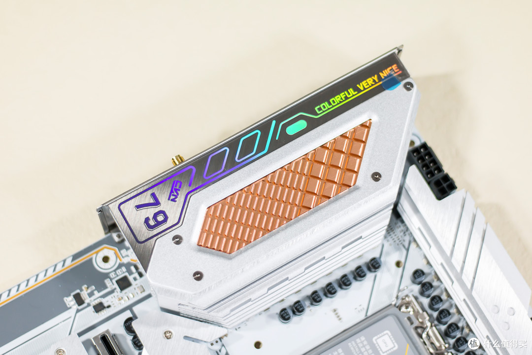浅白色外观18相供电轻松超频七彩虹cvnz790d5冰霜巡洋舰主板评测