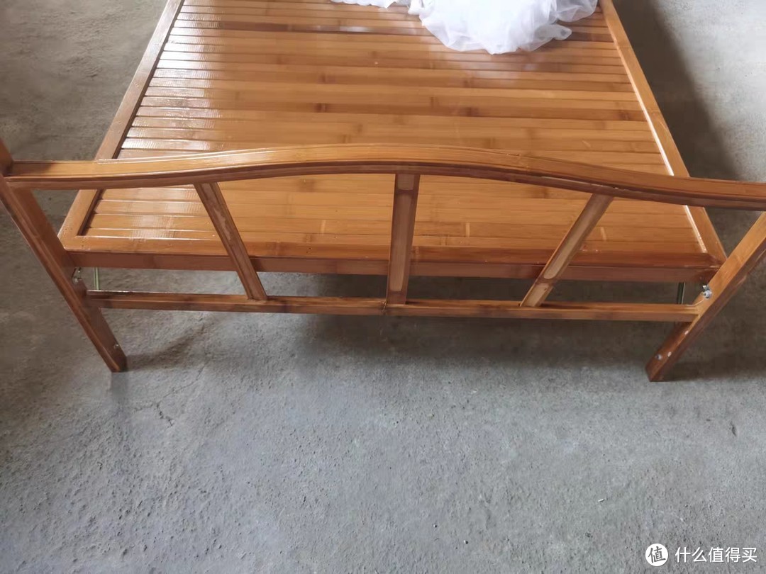 "实木床新选：折叠式实木床垫体验"
