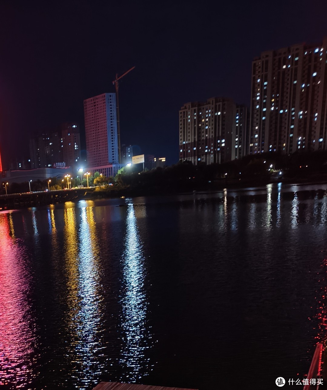 夏夜晚风几许，水边才知清楚