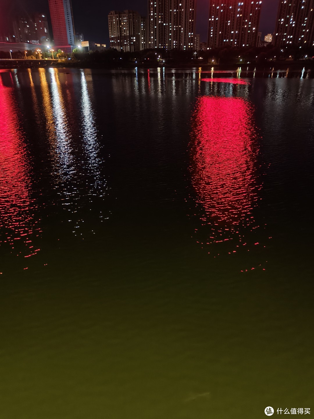 夏夜晚风几许，水边才知清楚