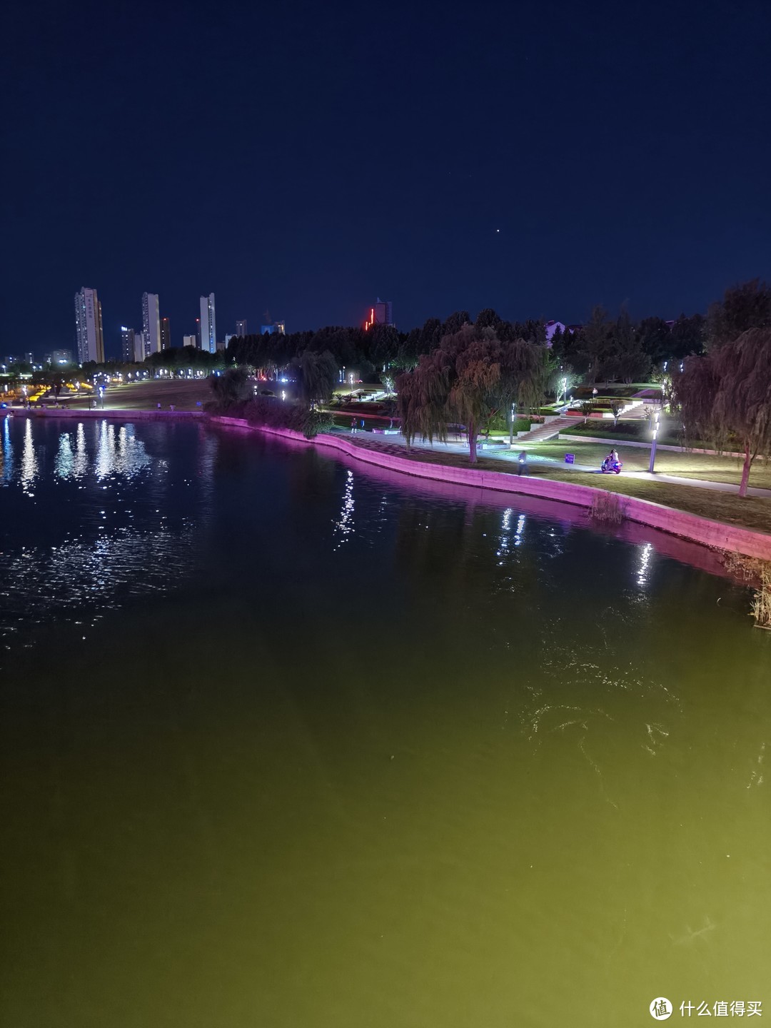 夏夜晚风几许，水边才知清楚