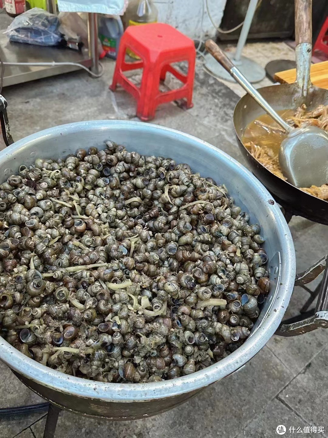 ​炒田螺是一道具有浓郁海鲜风味的美食，下面是一种常见的炒田螺做法