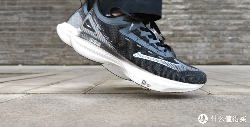 鸿星尔克奇弹炁碳板跑鞋，一双适合大多数大众跑者的竞训鞋