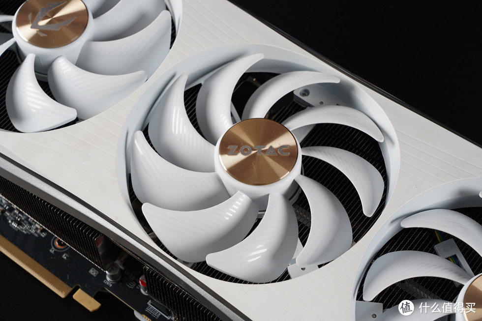 索泰GeForce RTX 4080 AMP EXTREME AIRO显卡采用超公版的三风扇散热设计，配置了3个11cm的仿生盾鳞2.0散热风扇，并加入了正反转设计支持智能启停，在未触发温度策略时比较安静，空闲时可以减少显卡的噪音和功耗。