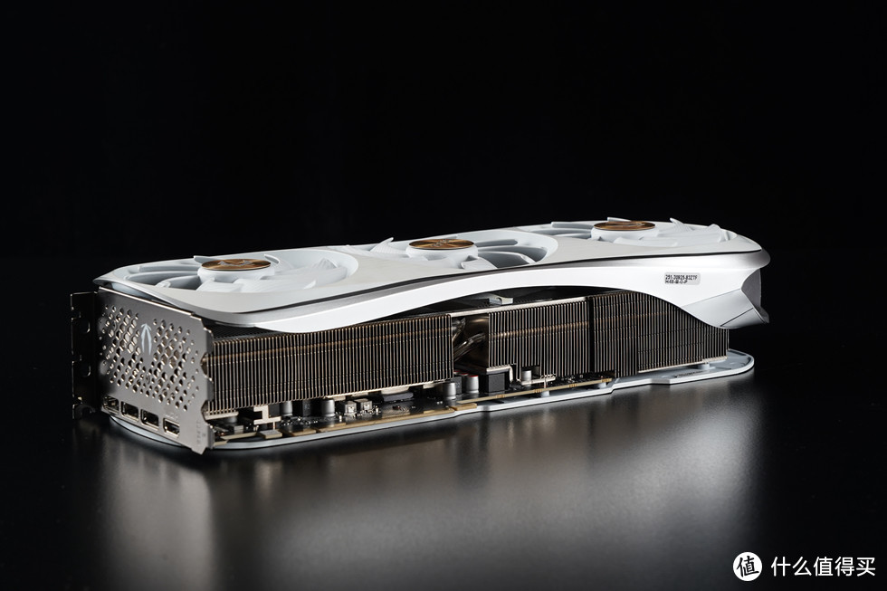 在散热模组上，索泰GeForce RTX 4080 AMP EXTREME AIRO 使用了大面积VC均热板，以及冰脉2.0复合热管和3.5槽设计，内置加厚、加高的镀镍散热鳍片模组，提升鳍片散热面积和导热能力，轻松应对散热挑战。而全面覆盖GPU和热管阵列，提升导热面积，表面抛光进一步减少与GPU接触间隙，导热更高效。