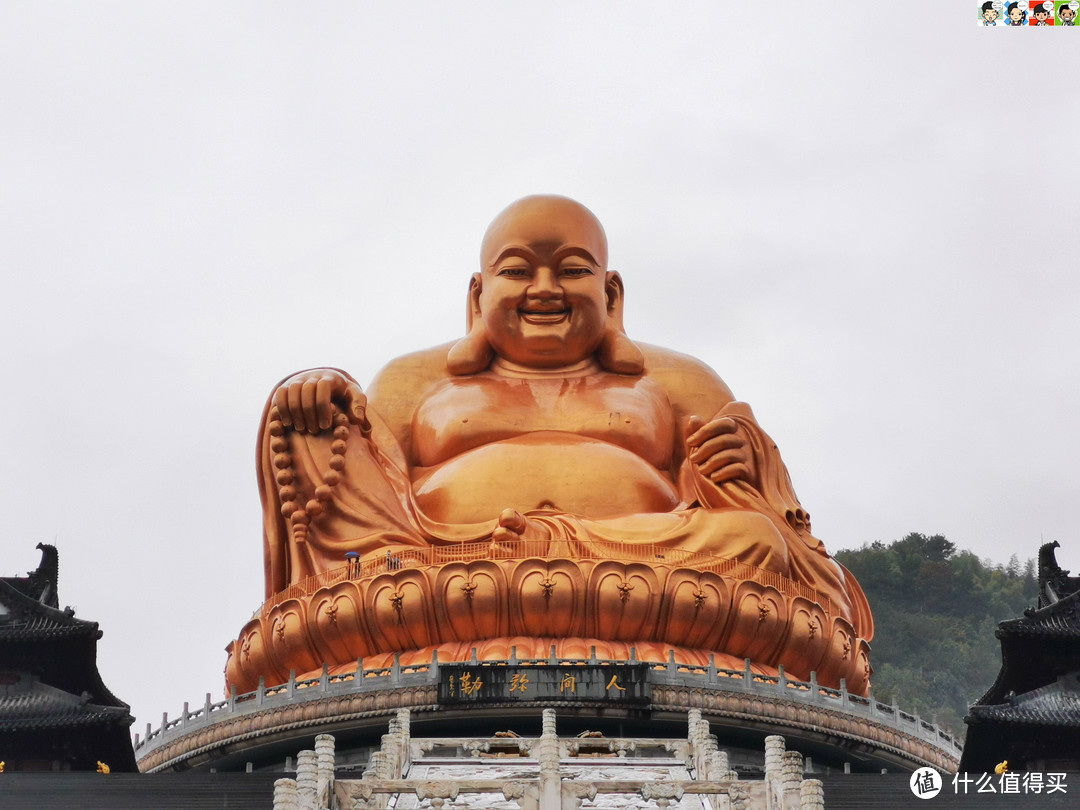 传说中奉化布袋和尚慈眉善目、笑容可掬、袒胸露腹、宽容自在的造型，是典型的中国化弥勒佛像。整座大佛用500多吨锡青铜制造，名副其实的“金身”。