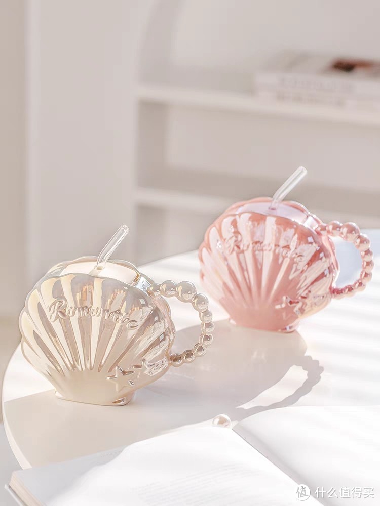 珍珠贝壳马克杯是一款非常有颜值的杯子，它的设计灵感来源于贝壳的外形