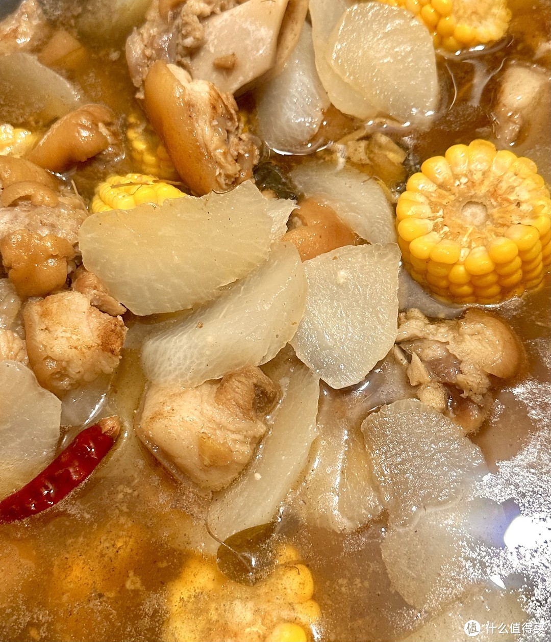 美好生活-从一碗猪蹄萝卜玉米汤开始，甜甜的玉米搭配醇香的猪蹄。