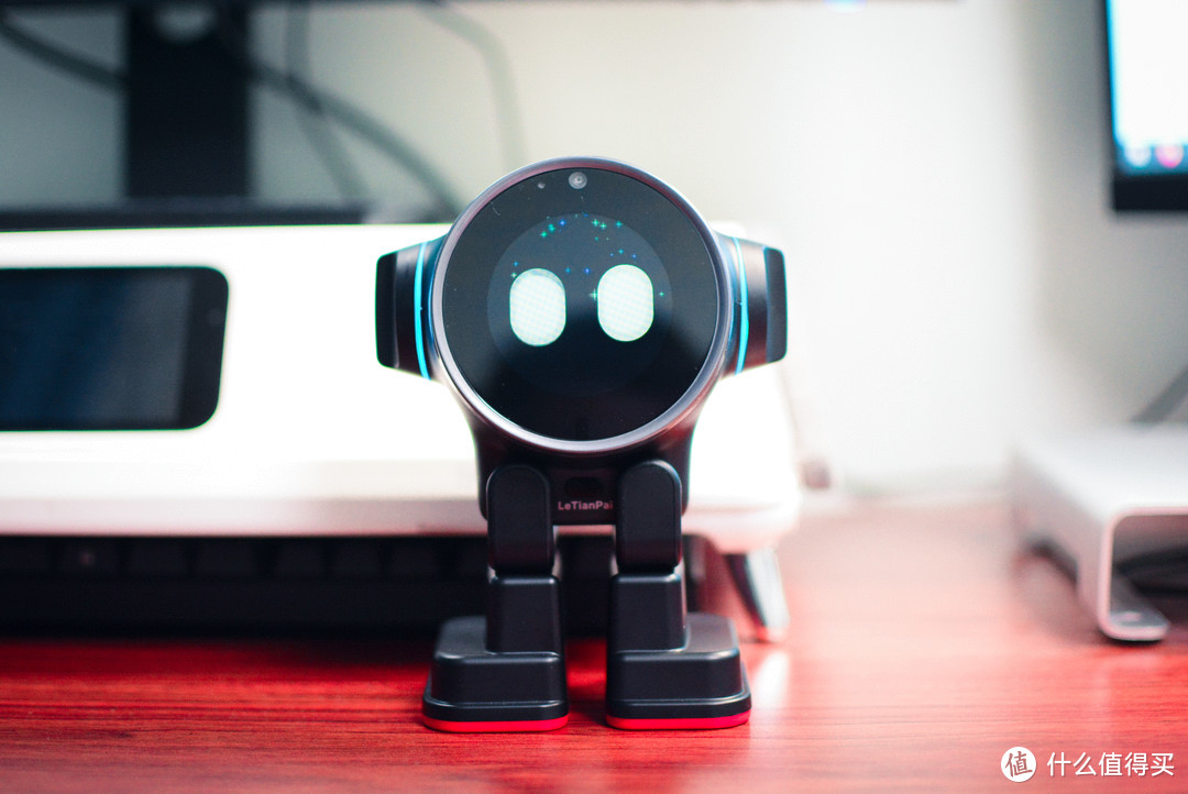 真正意义上的智能机器人？甚至有“觉醒”可能：乐天派桌面机器人首发评测