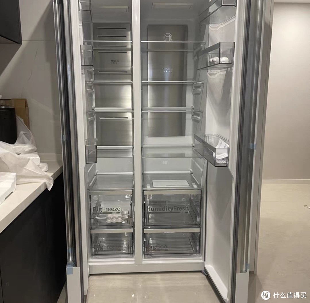 博世（BOSCH）630L对开门冰箱是一款拥有微缝嵌入设计的现代化冰箱