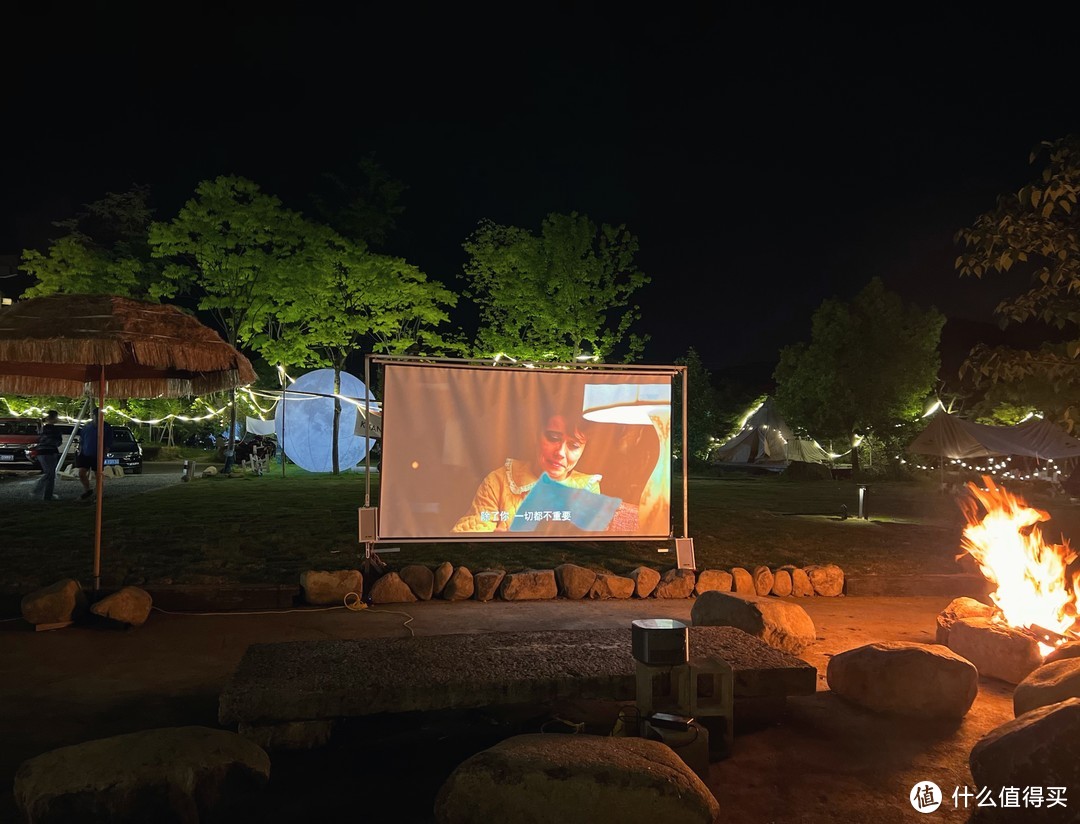 仙潭村景区的露营地露天篝火电影，营地还可以烧烤