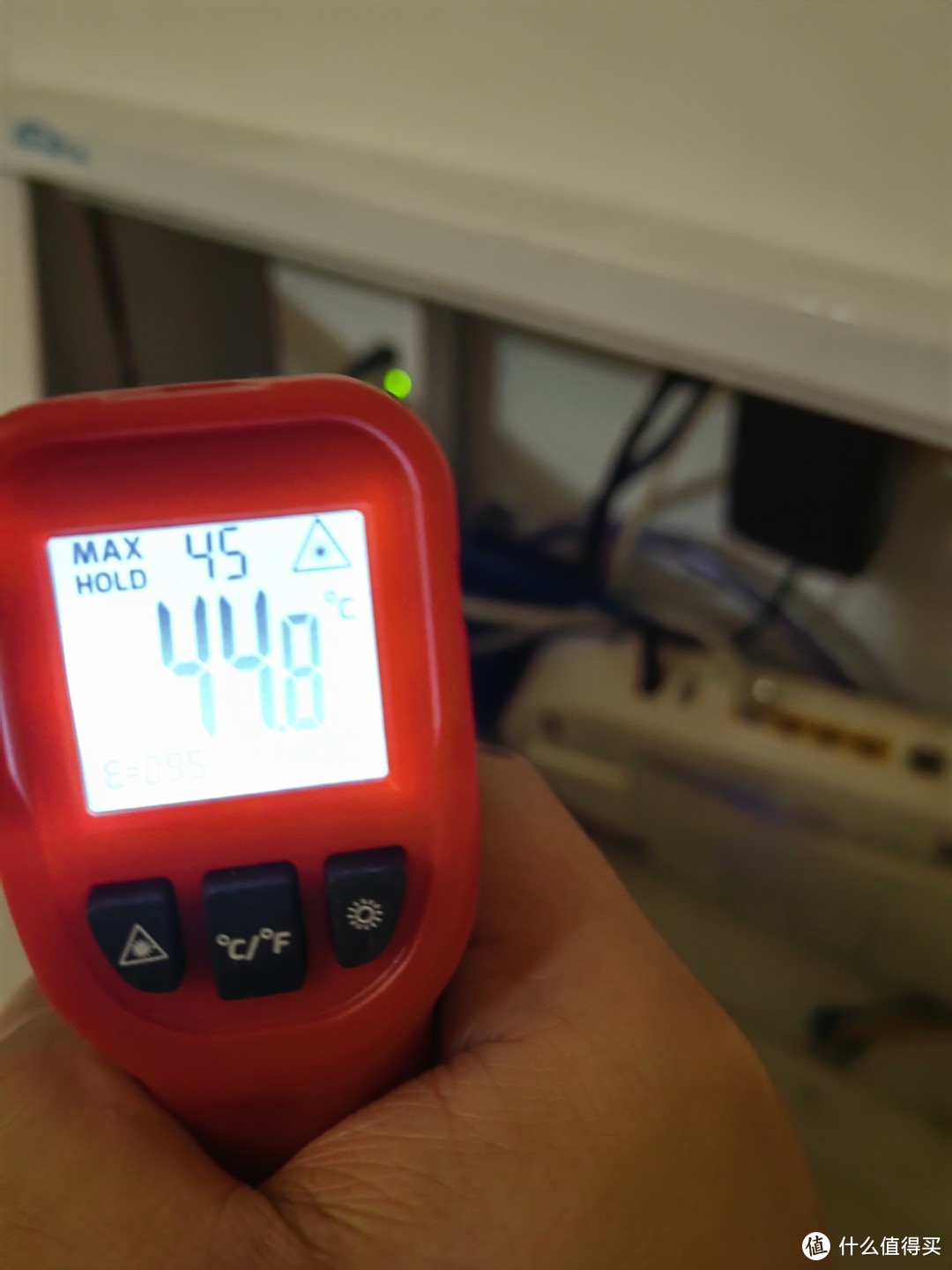 45°，因为弱电箱没任何通风散热，我觉得这个温度还行