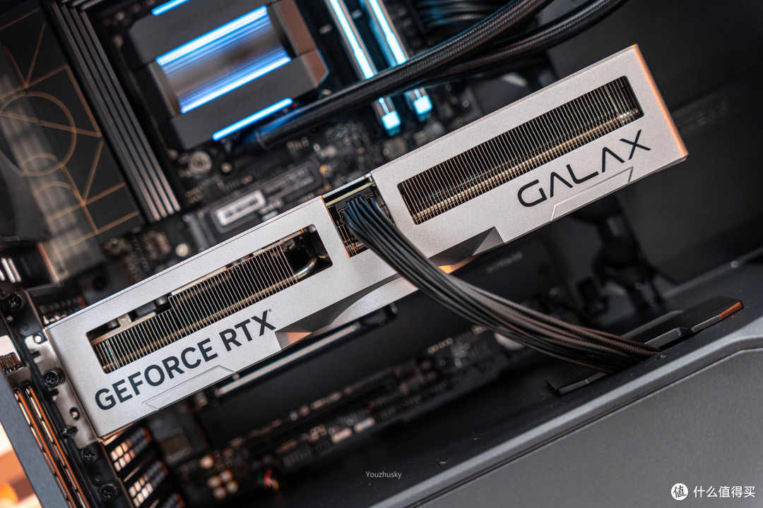 影驰的geforce rtx 4070ti金属大师oc显卡,无光设计使得galax比较醒目