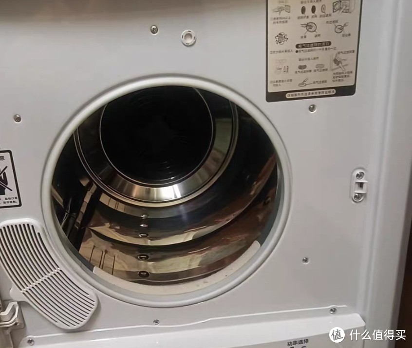 松下（Panasonic）直排烘干机是一款适合回南天的烘干机，也是一款拥有4.5kg大容量的家用烘干衣机