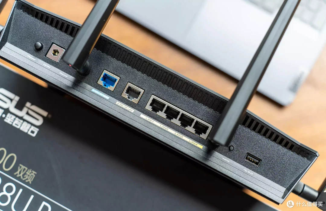 0 接口 和 dc 电源接口,双 2.5g 网口是路由器最大的亮点.