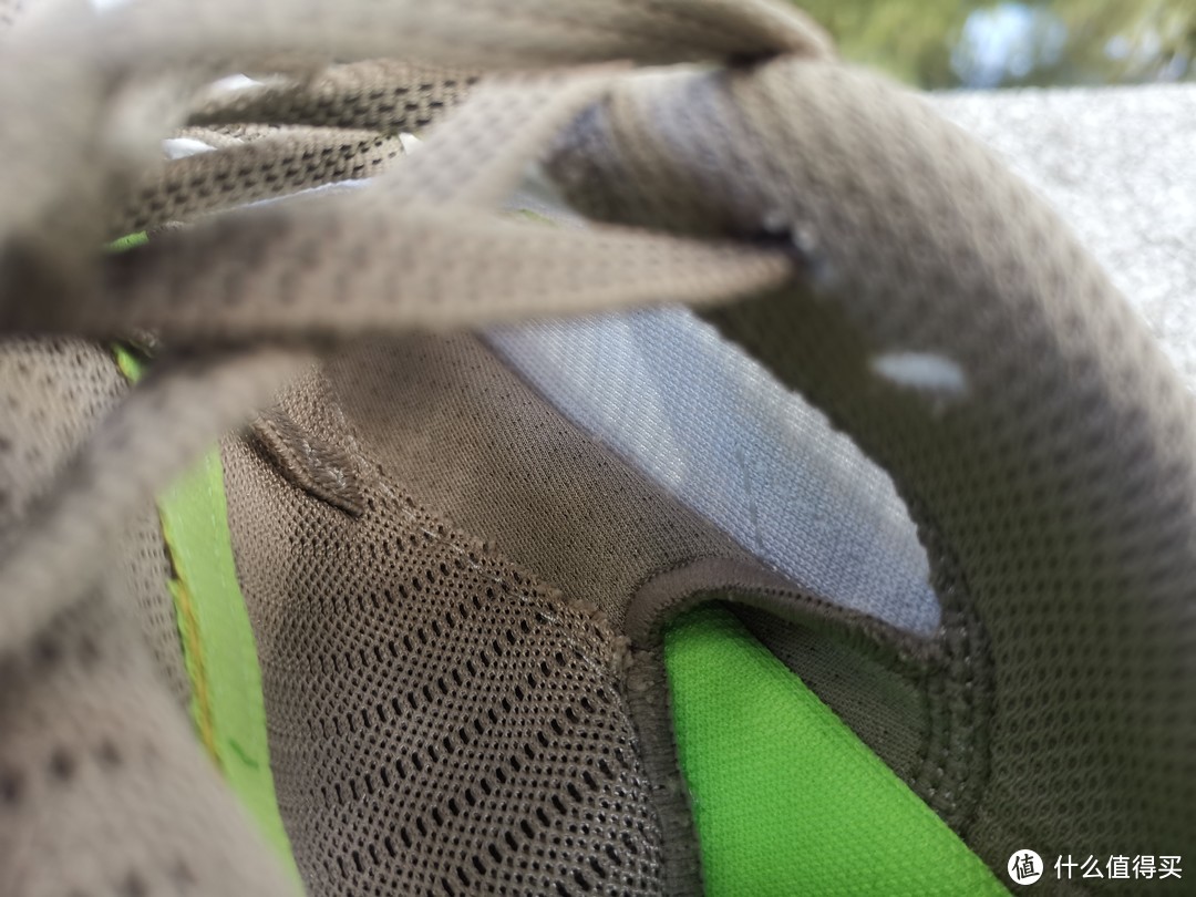 这款游隼13代越野跑鞋的鞋舌采用的是一体设计，可以极大的增加跑鞋的包裹感，防止跑鞋在复杂的路况下和脚部产生框量位移