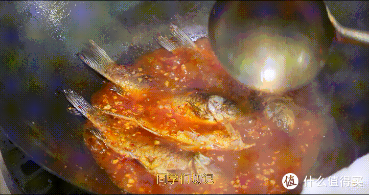 厨师长教你：“豆瓣鲫鱼”的家常做法，咸香味浓，肉质细嫩