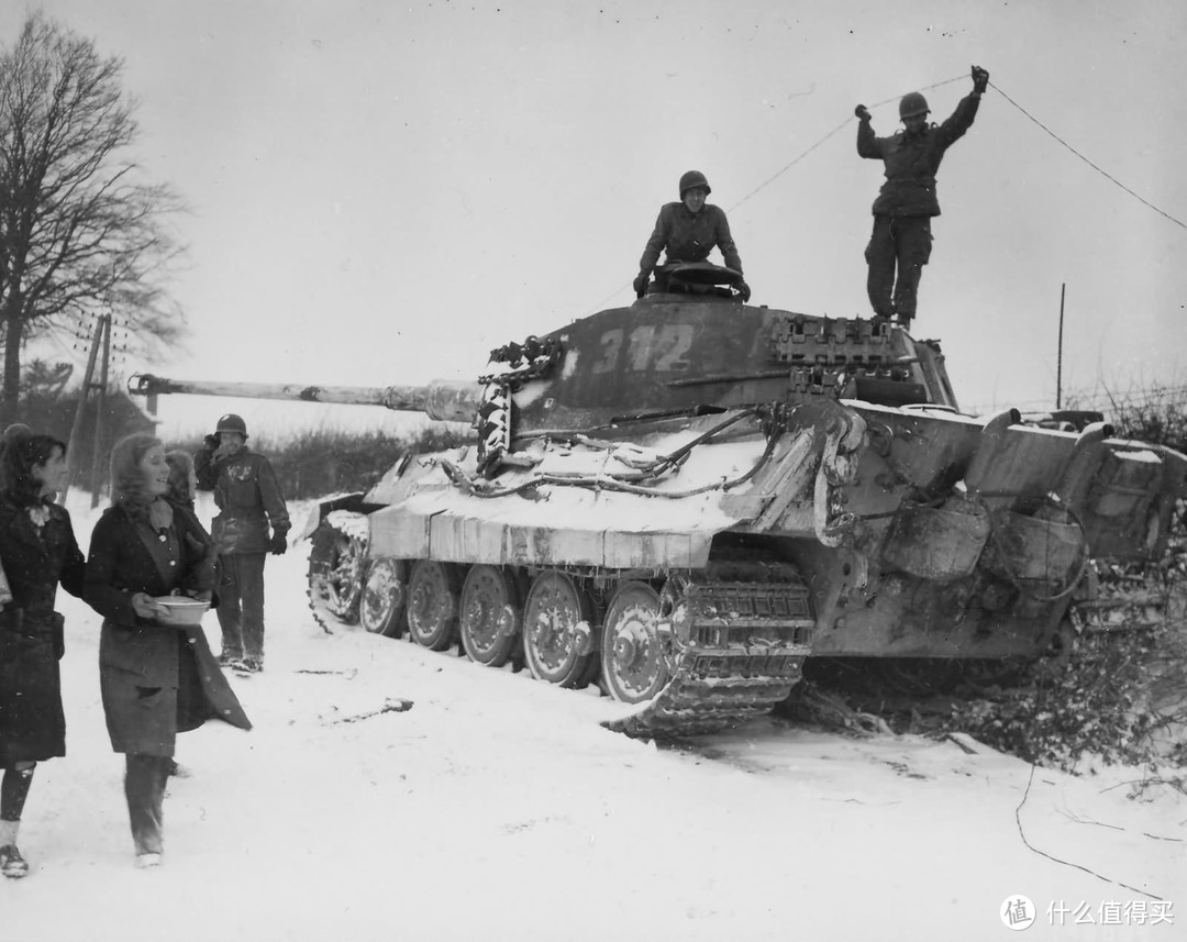 82空降师士兵站在缴获的SS第501重装甲营312号虎王上，阿登地区，1944年12月