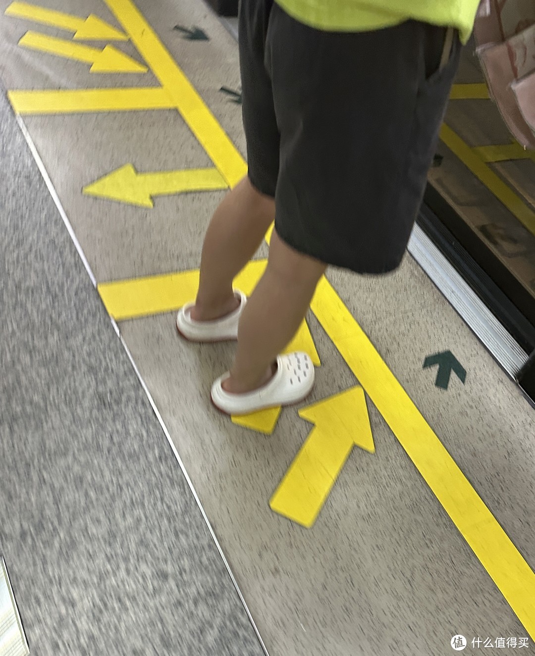一到台风天气或者暴雨⛈️就能看到各种拖鞋齐齐出现在地铁🚇