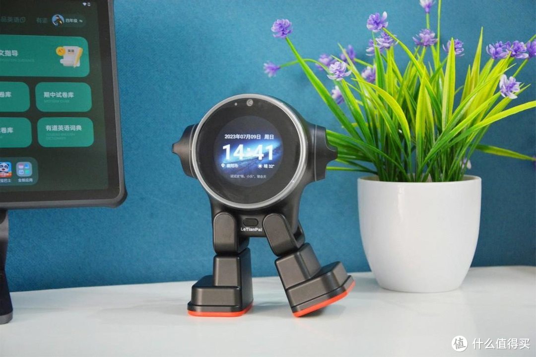 乐天派桌面机器人：潮玩科技新品，体验大不一样
